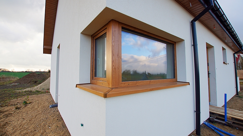 nowy dom parterowy na nowo budującym się osiedlu Juryszewo obok Rogozina 