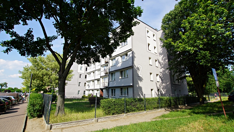 Dwustronne trzypokojowe mieszkanie w ogrodzonym bloku 